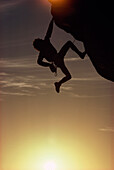 Silhouette von einem Mann beim Freeclimbing, Klettern, beim Sonnenuntergang, Gegenlicht, Sonne, Fels, Mount Arapiles, Victoria, Australien