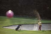 Mann spielt Golf bei einem Golfplatz, Ball fliegt durch die Luft, Sport, Kufstein, Tirol, Österreich