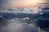 Bergsteiger auf einem Gipfel, Westalpen, Alpen, Europa