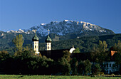 Klosterkirche St. Benedikt, schneebedeckte Benediktenwand im Hintergrund, Benediktbeuern, Oberbayern, Bayern, Deutschland