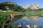 Wanderer bei Rast am Ziereiner See, Rofangebirge, Tirol, Österreich