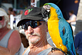 Mann mit Papagei, Fort Myers Beach, Florida, USA