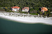 Luftbild von luxuriösen Strandvillen auf Marco Island, Florida, USA