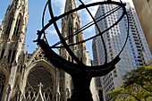 Atlas Skulptur und St. Patricks Cathedral, Rockefeller Center, New York City, New York, USA