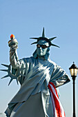 Mann verkleidet als Freiheitsstatue, Souvenierverkäufer, New York City, New York, USA