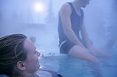 Junges Paar badet in einer heißen Quelle