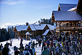 Skifahrer und Snowboarder bei der Basisstation, Lake Louise Ski Resort, Lake Louise, Alberta, Kanada