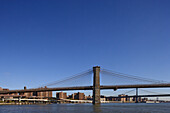 Brooklyn und Manhattan Bridge über dem East River, Manhattan, New York, USA