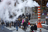 Dampfableitung in einer Straße in Manhattan. Dampf wird auch heute noch benötigt u.a. um Aufzüge zu betreiben. Bei Wartungsarbeiten muss der Dampf abgeleitet werden.Das unterirdische Netz gehört ConEdison. Manhattan