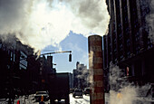 Dampfableitung in einer Straße in Manhattan. Dampf wird auch heute noch benötigt u.a. um Aufzüge anzutreiben. Das unterirdische Netz gehört ConEdison. Bei Wartungsarbeiten muss der Dampf abgeleitet werden. Manhattan