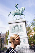 Junge Frau am Knuedler (Wilhelmsplatz), Reiterstandbild Wilhelms II im Hintergrund, Luxemburg, Luxemburg