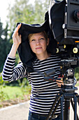 Frau steht hinter einer Großbildkamera und fotografiert, Luxemburg