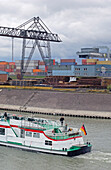 Ausflugsschiff passiert Containerhafen, Ruhrort, Duisburg, Nordrhein-Westfalen, Deutschland