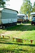 Wohnwagen auf einem Campingplatz, Riegsee, Bayern, Deutschland