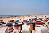 Blick über belebten Strand mit Strandkörben, Borkum, Ostfriesische Inseln, Niedersachsen, Deutschland