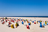 Blick über Strand mit Strandkörben, Juist, Ostfriesische Inseln, Ostfriesland, Niedersachsen, Deutschland