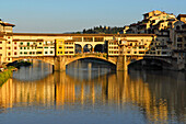Arno und Ponte Vecchio, Florenz, Toskana, Italien