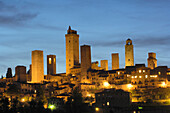 Geschlechtertürme und mittelalterliche Kleinstadt bei Nacht, San Gimignano, Toskana, Italien