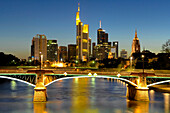 Frankfurter Skyline mit Main und Commerzbank bei Nacht, Frankfurt, Hessen, Deutschland