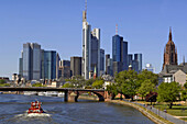 Frankfurter Skyline mit Main und Commerzbank, Frankfurt, Hessen, Deutschland