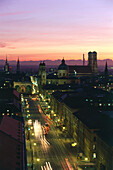 Blick über München auf die Alpen bei Föhn am Abend, München, Bayern, Deutschland