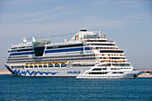 Kreuzfahrtschiff AIDAdiva und Superyacht im Hafen von Palma de Mallorca, Palma, Mallorca, Balearen, Spanien