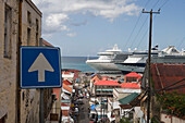 Kreuzfahrtschiffe Golden Princess und Constellation im Hafen von St. George's, Grenada, Kleine Antillen, Karibik