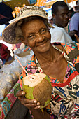 Marktfrau serviert gekühlte Kokosnuss, St. George's, Grenada, Kleine Antillen, Karibik