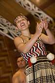 Maori Tänzerin bei Tanzvorführung im Rotowhio Marae Versammlungshaus, Te Puia, Rotorua, Nordinsel, Neuseeland