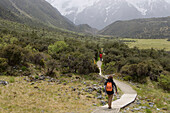 Wanderer auf Wanderpfad im Hooker Valley, Mount Cook Nationalpark, Südinsel, Neuseeland