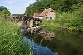 Wehr und Wassermühle an Fränkische Saale, nahe Bad Kissingen, Rhön, Bayern, Deutschland, Europa