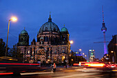 Berliner Dom und Fernsehturm bei Nacht, Berlin, Deutschland