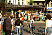Leute bei einem Currywurst Imbissstand, Prenzlauer Berg, Berlin, Deutschland
