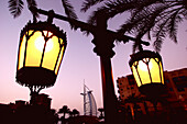 Madinat Jumeirah, Burg al Arab im Hintergrund, Dubai, Vereinigte Arabische Emirate, VAE