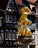 Heiliger Georg auf Brunnen auf Marktplatz vor Fachwerk, Eisenach, Thüringen, Deutschland