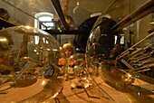 Kind betrachtet Riesenglühbirnen, Museum für Wasserkraftnutzung, Ziegenrück, Thüringen, Deutschland