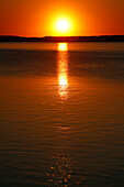 Ein Sonnenuntergang bei Wellfleet Hafen, Cape Cod, Massachusetts, USA