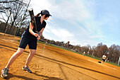 Eine Frau spielt Softball, Boston Common, Boston, Massachusetts, USA