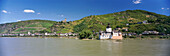 Weinberge und Weindorf Kaub mit Zollburg Pfalzgrafenstein (Mitte) und Burg Gutenfels (links hinten), Mittelrhein, Rheinpfalz, Deutschland