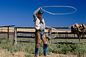 Cowboy throwing lasso wildwest, Oregon, USA