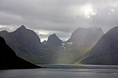 Regenschauer und Sonnenstrahlen im Selfjord, Insel Flakstad, Lofoten, Norwegen