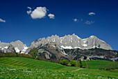 Blick auf den Wilden Kaiser mit traditionellem Bauernhof, Kaisergebirge, Tirol, Österreich