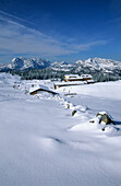 Straubinger Haus auf der Eggenalm tief verschneit mit Blick auf Wilden Kaiser und Unterberghorn, Eggenalm, Fellhorn, Chiemgauer Alpen, Chiemgau, Oberbayern, Bayern, Deutschland