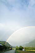 Regenbogen über einer Straße, Kärnten, Österreich