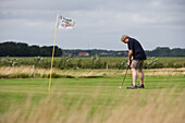 Mann spielt Golf am Outrup Golfbane Golf für Alle Golfplatz, Henne Strand, Jütland, Dänemark, Europa