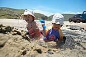 Mädchen baden in Wasserloch an Westküste: Waimamaku Beach, Flußlauf ins Meer, bei Opononi / Omapere, Northland, Nordinsel, Neuseeland