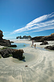Strand, Wanderung bei Ebbe, Tidenpools, Wharariki Beach, bei Puponga, Nordwestküste, Neuseeland