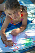 Mädchen (5 Jahre) malt ein Bild, Insel Spiekeroog, Ostfriesische Inseln, Niedersachsen, Deutschland