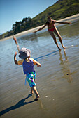 Mutter und Tochter spielen am Strand in Pakawau, Golden Bay, Nordküste, Südinsel, Neuseeland