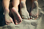 Mädchenfüße im Sand, Insel Spiekeroog, Ostfriesische Inseln, Niedersachsen, Deutschland